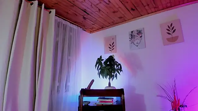 Snapshot of Lauraricci__ chatting on July 4, 10:58 pm Lauraricci online show from July 4, 10:58 pm
