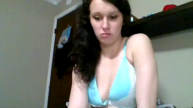 Snapshot of brunettebabexo3 chatting on February 18, 11:01 pm brunettebabexo3 online show from February 18, 11:01 pm