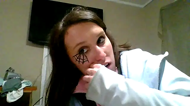 Snapshot of brunettebabexo3 chatting on November 1, 4:08 am brunettebabexo3 online show from November 1, 4:08 am