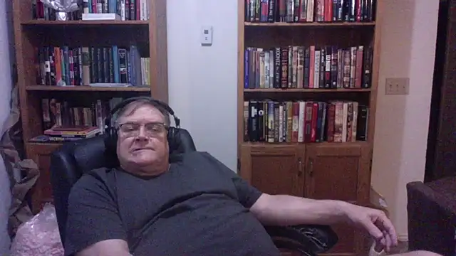 Snapshot of Vinyl22@xh chatting on July 31, 2:11 am Vinyl22xh online show from July 31, 2:11 am