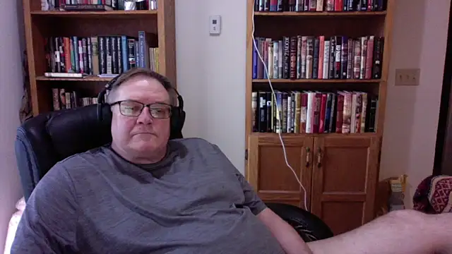 Snapshot of Vinyl22@xh chatting on June 16, 12:10 am Vinyl22xh online show from June 16, 12:10 am