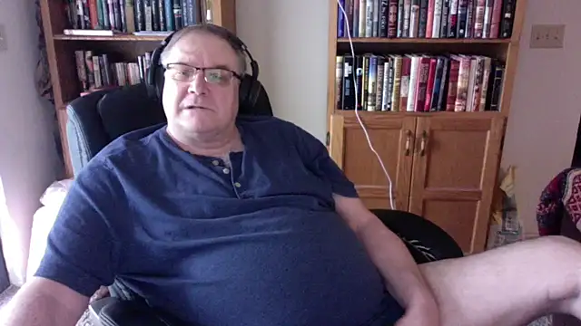 Snapshot of Vinyl22@xh chatting on June 10, 8:10 pm Vinyl22xh online show from June 10, 8:10 pm