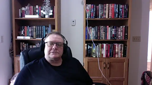 Snapshot of Vinyl22@xh chatting on July 1, 9:37 pm Vinyl22xh online show from July 1, 9:37 pm