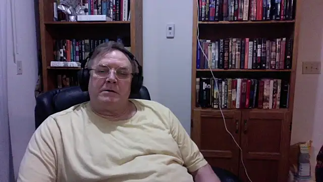 Snapshot of Vinyl22@xh chatting on June 22, 3:01 am Vinyl22xh online show from June 22, 3:01 am