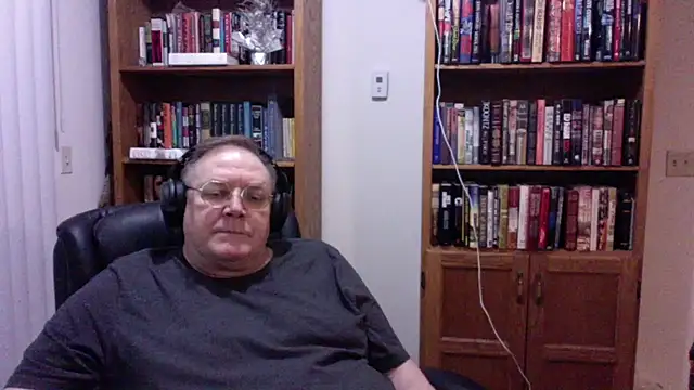 Snapshot of Vinyl22@xh chatting on July 7, 3:42 am Vinyl22xh online show from July 7, 3:42 am