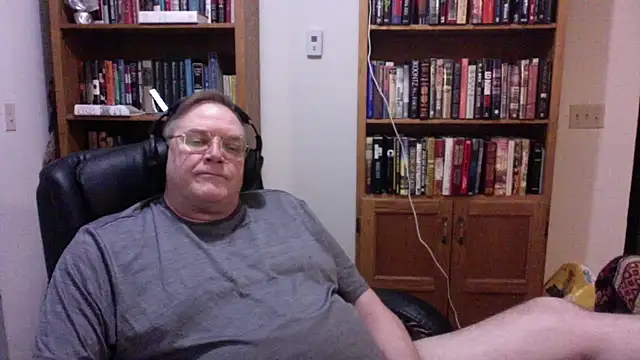 Snapshot of Vinyl22@xh chatting on June 27, 2:06 am Vinyl22xh online show from June 27, 2:06 am