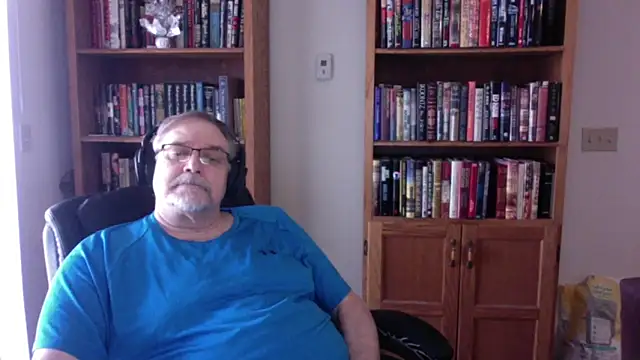 Vinyl22xh online show from April 8, 5:25 pm