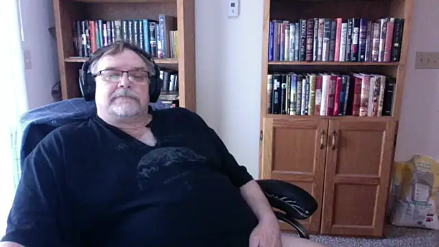 Vinyl22xh online show from April 15, 4:11 pm