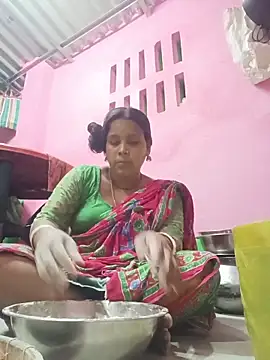 Snapshot of reya743 chatting on February 22, 1:35 pm reya743 online show from February 22, 1:35 pm