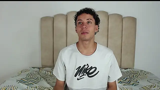 Snapshot of aroncooper1 chatting on October 29, 5:06 am aroncooper1 online show from October 29, 5:06 am