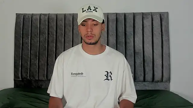 Snapshot of aroncooper1 chatting on October 7, 11:33 am aroncooper1 online show from October 7, 11:33 am