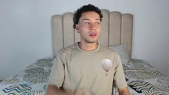 Snapshot of aroncooper1 chatting on November 8, 4:05 am aroncooper1 online show from November 8, 4:05 am