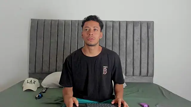 Snapshot of aroncooper1 chatting on October 4, 11:23 am aroncooper1 online show from October 4, 11:23 am