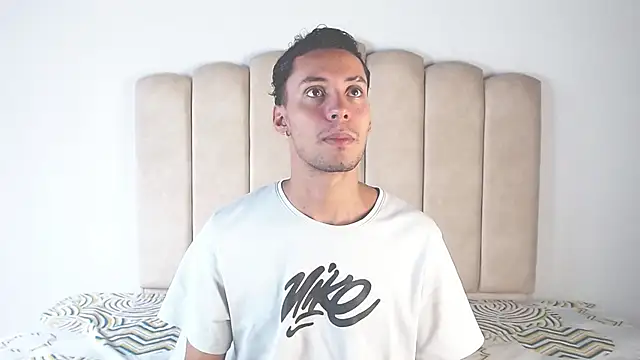 Snapshot of aroncooper1 chatting on November 2, 8:14 pm aroncooper1 online show from November 2, 8:14 pm