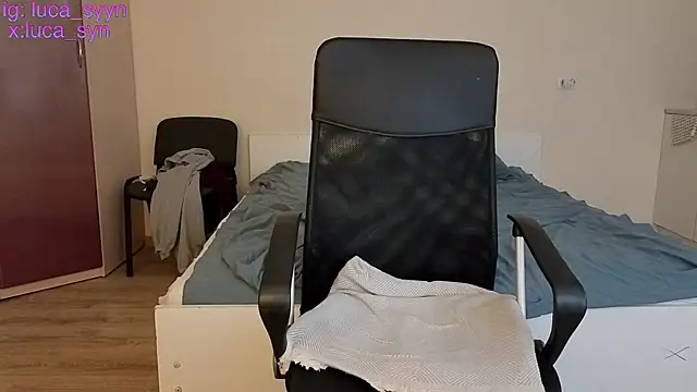 Snapshot of luca_syn chatting on February 17, 7:33 pm luca syn online show from February 17, 7:33 pm