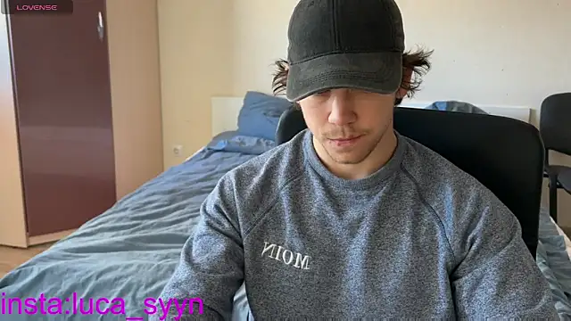 Snapshot of luca_syn chatting on October 7, 5:08 am luca syn online show from October 7, 5:08 am