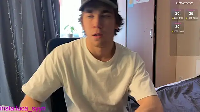 Snapshot of luca_syn chatting on September 28, 8:21 am luca syn online show from September 28, 8:21 am