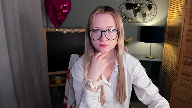 Snapshot of elliupp chatting on October 10, 8:37 am elliupp online show from October 10, 8:37 am