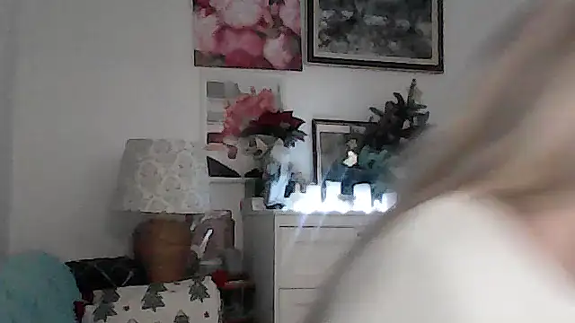 Snapshot of Myrienna chatting on December 16, 10:47 pm Myrienna online show from December 16, 10:47 pm