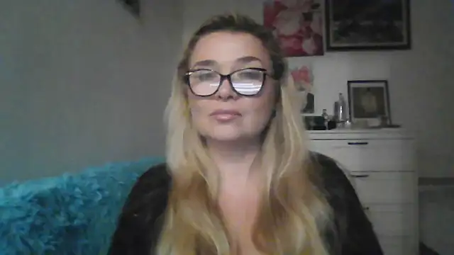 Snapshot of Myrienna chatting on October 3, 10:44 pm Myrienna online show from October 3, 10:44 pm