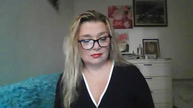 Snapshot of Myrienna chatting on October 12, 10:44 pm Myrienna online show from October 12, 10:44 pm