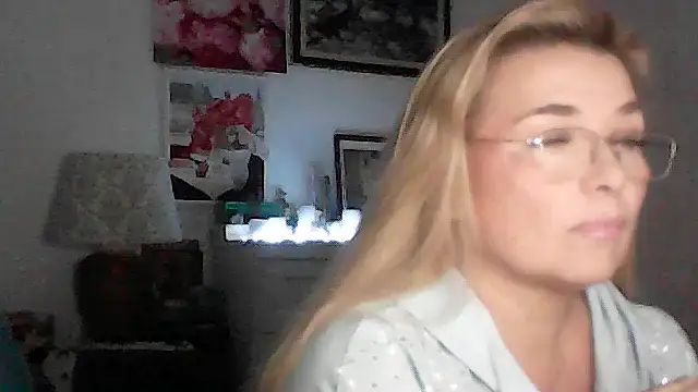 Snapshot of Myrienna chatting on November 28, 3:12 pm Myrienna online show from November 28, 3:12 pm