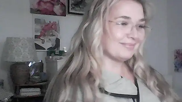 Snapshot of Myrienna chatting on November 23, 9:36 pm Myrienna online show from November 23, 9:36 pm