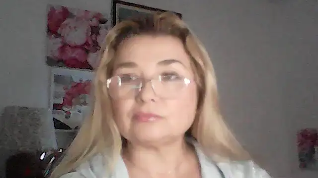 Snapshot of Myrienna chatting on November 26, 11:05 pm Myrienna online show from November 26, 11:05 pm