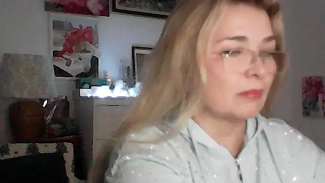 Snapshot of Myrienna chatting on November 30, 6:19 pm Myrienna online show from November 30, 6:19 pm