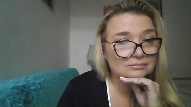 Snapshot of Myrienna chatting on October 2, 8:56 pm Myrienna online show from October 2, 8:56 pm