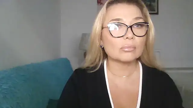 Snapshot of Myrienna chatting on September 30, 7:42 pm Myrienna online show from September 30, 7:42 pm