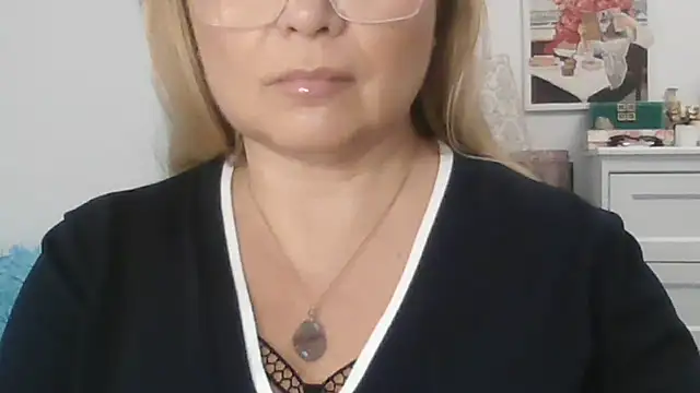 Snapshot of Myrienna chatting on November 18, 7:06 pm Myrienna online show from November 18, 7:06 pm