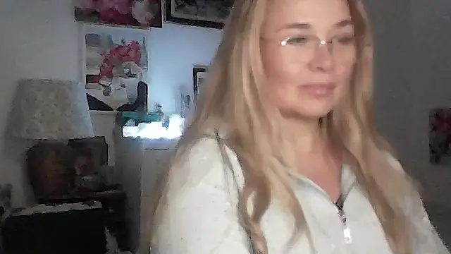 Snapshot of Myrienna chatting on November 27, 9:15 pm Myrienna online show from November 27, 9:15 pm