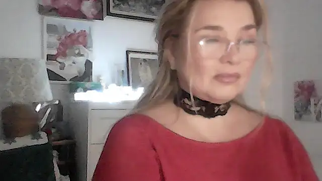 Snapshot of Myrienna chatting on November 24, 8:20 pm Myrienna online show from November 24, 8:20 pm