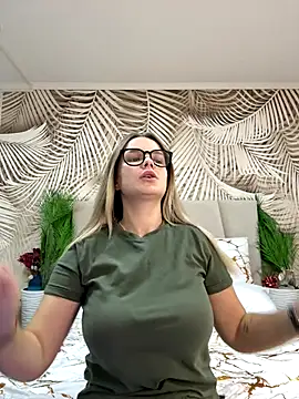 Snapshot of KellyHayden chatting on October 17, 10:29 am KellyHayden online show from October 17, 10:29 am