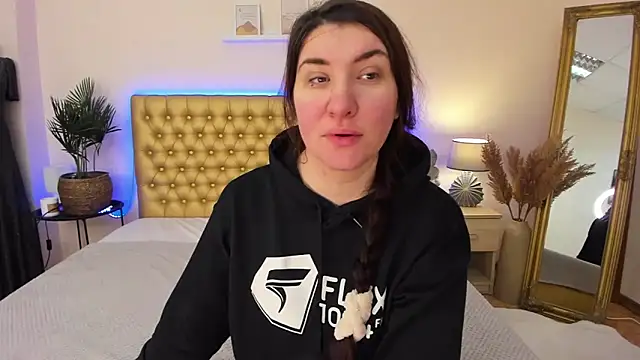 TrishaDarks online show from February 1, 6:22 am