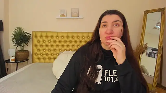 TrishaDarks online show from February 16, 6:12 am