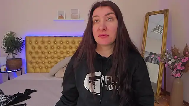 TrishaDarks online show from March 7, 6:20 am