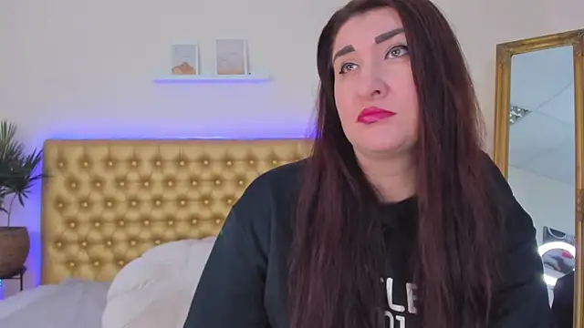 TrishaDarks online show from April 7, 5:09 am