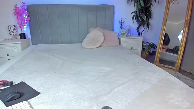 TrishaDarks online show from November 8, 8:51 am