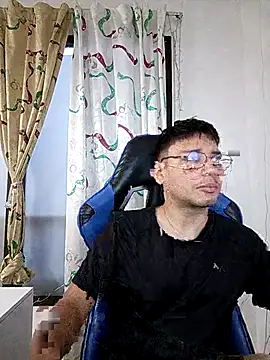 Snapshot of marcuswildx chatting on November 20, 11:00 am marcuswildx online show from November 20, 11:00 am