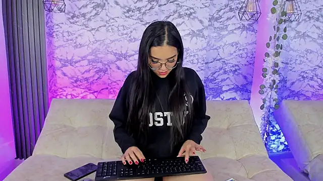 Snapshot of eimi_rosse18 chatting on December 22, 12:38 pm eimi rosse18 online show from December 22, 12:38 pm