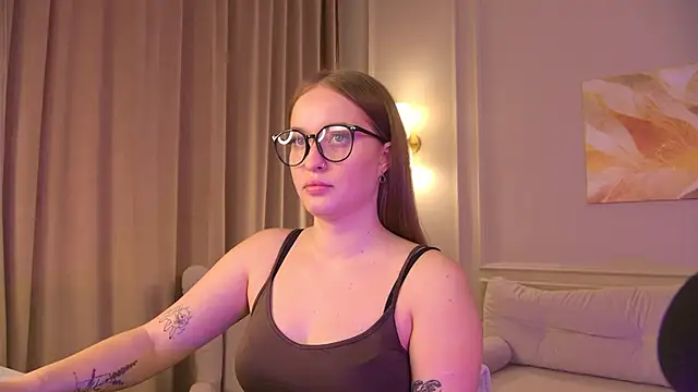 Snapshot of Eva_Haris chatting on October 6, 9:10 am Eva Haris online show from October 6, 9:10 am