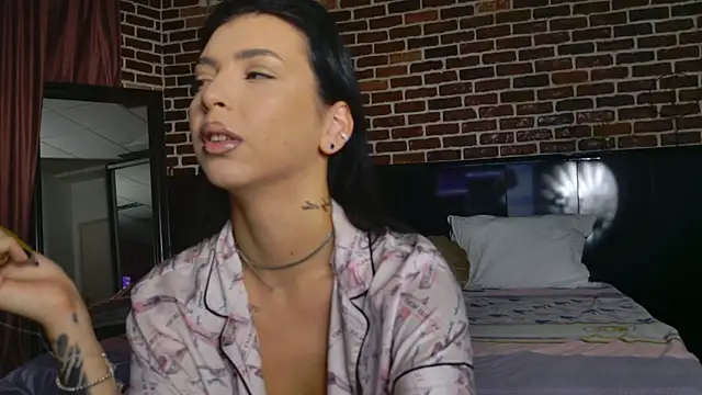 Snapshot of MeganSin_ chatting on October 5, 4:25 am MeganSin online show from October 5, 4:25 am