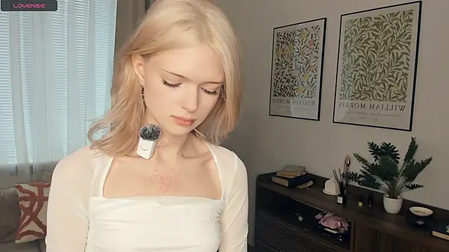 LaureMestler online show from October 17, 8:06 am