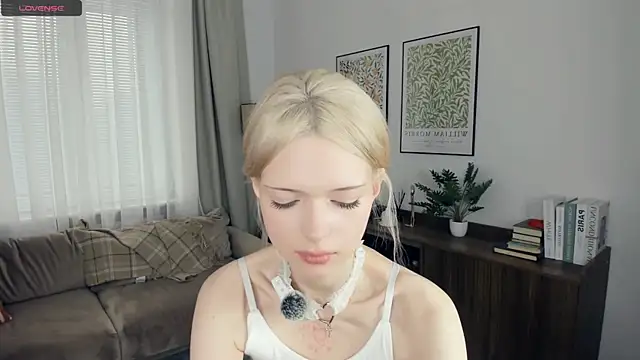 LaureMestler online show from October 24, 7:51 am