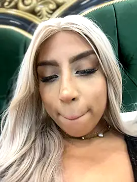 Snapshot of CourtneyRoses chatting on October 9, 4:35 am CourtneyRoses online show from October 9, 4:35 am