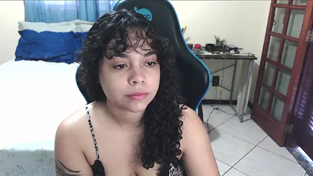 Snapshot of sweetamy326 chatting on May 2, 12:43 pm sweetamy326 online show from May 2, 12:43 pm