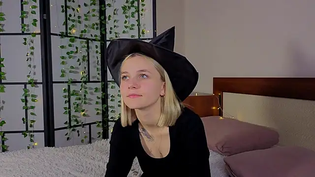 KelleDomin online show from October 19, 8:55 pm