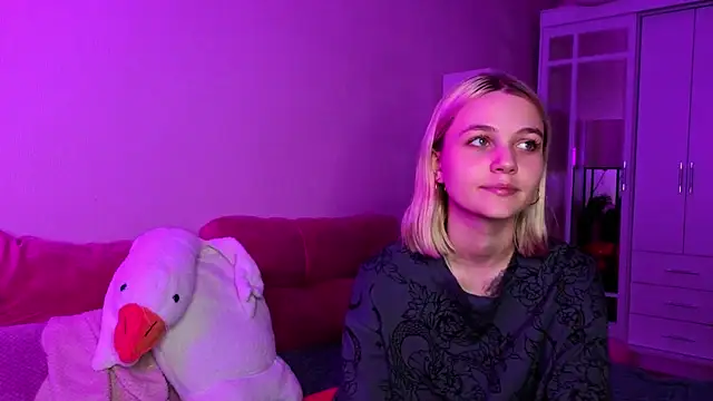 KelleDomin online show from October 27, 8:10 pm